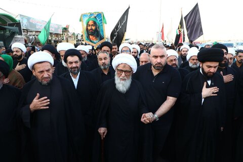 آیت الله العظمی بشیر نجفی در پیاده‌روی به سوی کربلای معلی در میان زائران امام حسین (ع)