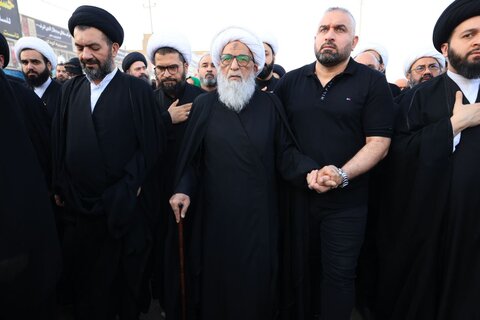 آیت الله العظمی بشیر نجفی در پیاده‌روی به سوی کربلای معلی در میان زائران امام حسین (ع)