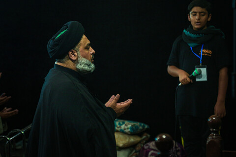 تصاویر/ صفوف به هم پیوسته نماز جماعت زائران اربعین در موکب مسجد مقدس جمکران