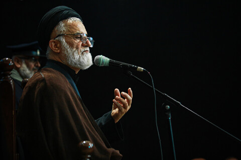 تصاویر/ صفوف به هم پیوسته نماز جماعت زائران اربعین در موکب مسجد مقدس جمکران