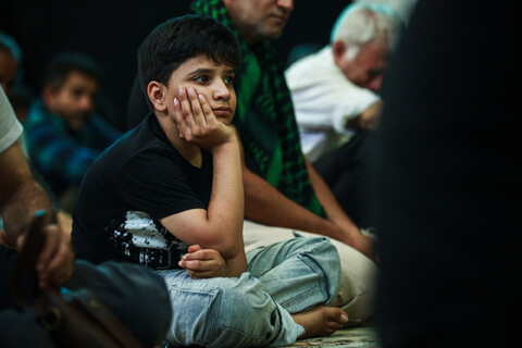 تصاویر/ صفوف به هم پیوسته نماز جماعت زائران اربعین در موکب مسجد مقدس جمکران