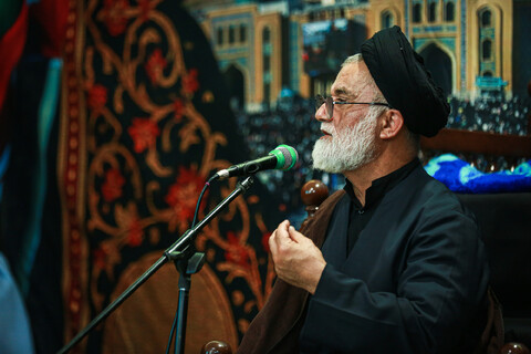 تصاویر/ صفوف به هم پیوسته نماز جماعت زائران اربعین در موکب مسجد مقدس جمکران