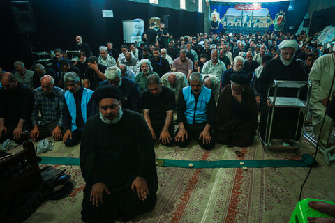 تصاویر/ صفوف به هم پیوسته نماز جماعت زائران اربعین در موکب مسجد مقدس جمکران