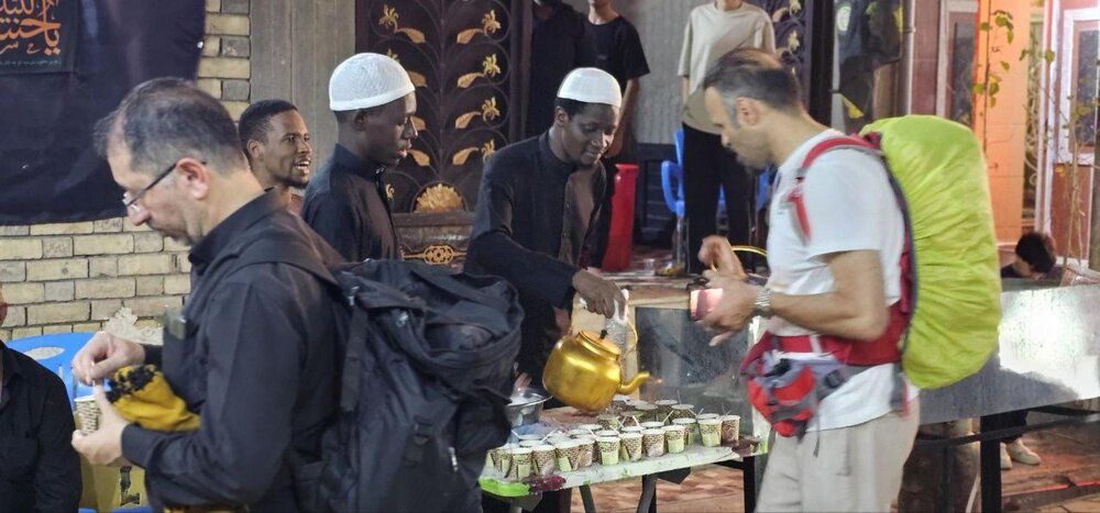 قسم الشؤون الفكرية في العتبة العباسية يقدم خدماته الثقافية والمعرفية لزائري أربعين الإمام الحسين (عليه السلام)