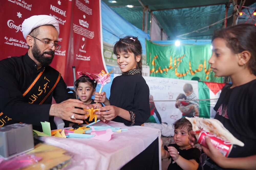 استقبال کودکان زائر اربعین از غرفه «گل نرگس» موکب جمکران