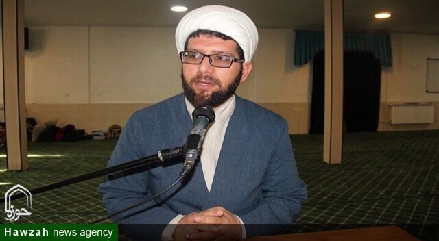 حضور طلاب با لباس روحانیت در اربعین، تبلیغ زنده مکتب اهل‌بیت(ع) است