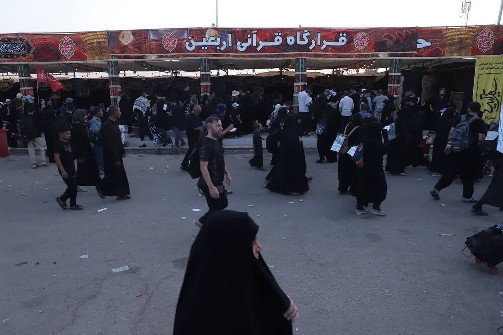 استقبال گسترده زائران اربعین از پویش قرائت سوره فتح در موکب مردمی قرآنی اربعین