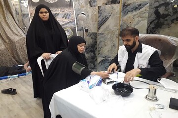 ارائه خدمات درمانی در موکب بهداشت و درمان زوار الحسین(ع) کرمانشاه+عکس