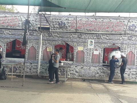 تصاویری از خدمت رسانی موکب اعظم امام خامنه ای در خرم آباد به زائران اربعین حسینی