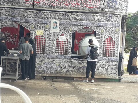 تصاویری از خدمت رسانی موکب اعظم امام خامنه ای در خرم آباد به زائران اربعین حسینی