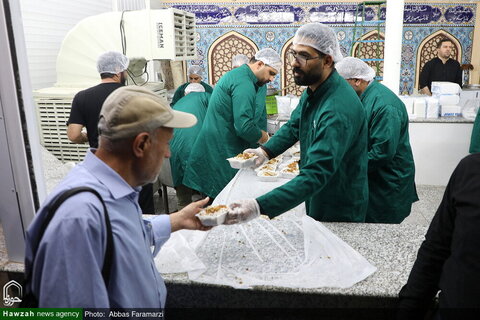 Photos/ Accueil des serviteurs du sanctuaire de Hazrat Masoumeh (que la paix soit sur lui) par les pèlerins d'Arbaeen