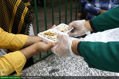 Photos/ Accueil des serviteurs du sanctuaire de Hazrat Masoumeh (que la paix soit sur lui) par les pèlerins d'Arbaeen