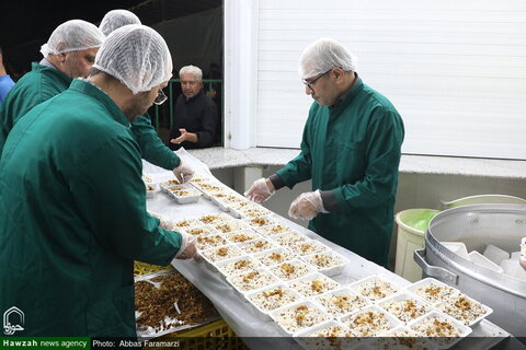 Photos/ Accueil des serviteurs du sanctuaire de Hazrat Masoumeh (que la paix soit sur lui) par les pèlerins d'Arbaeen