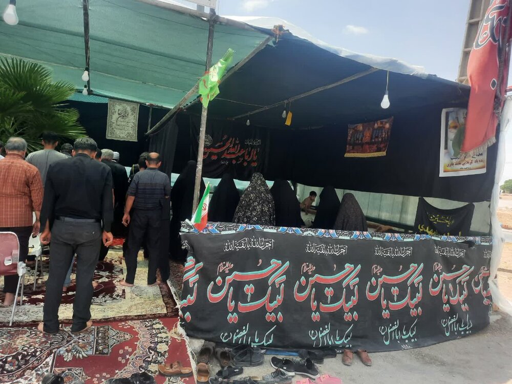 تصاویر/اقامه نماز جماعت در مواکب شهرستان دره‌شهر