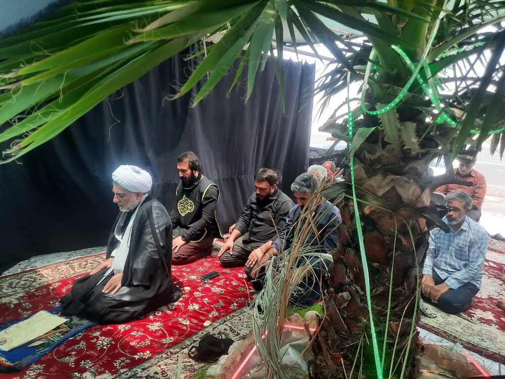 تصاویر/اقامه نماز جماعت در مواکب شهرستان دره‌شهر