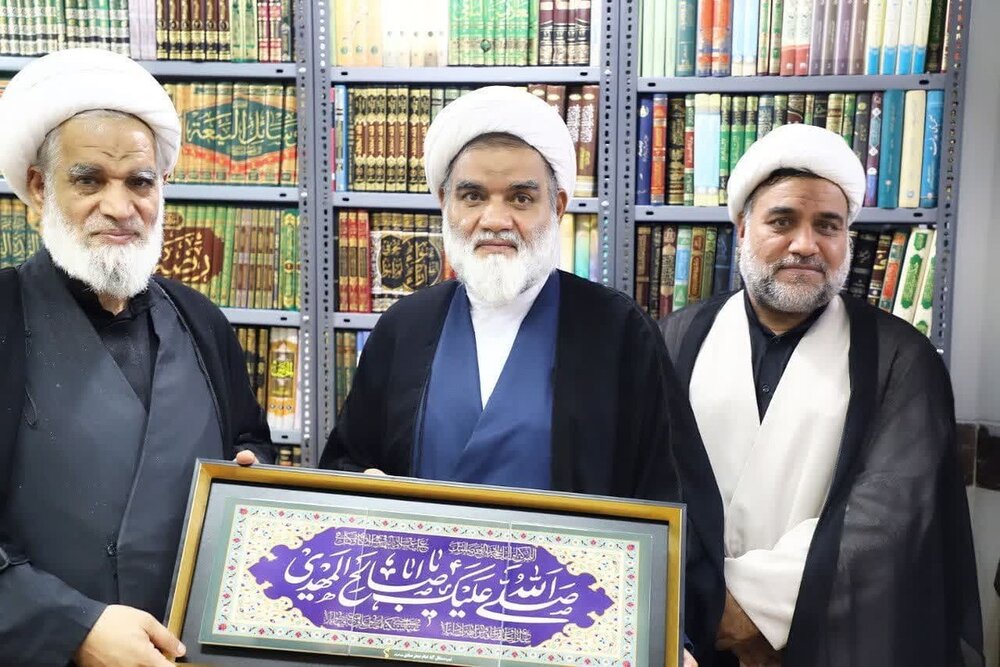 هر تفکری که روحانیت را از انقلاب و نظام جدا بداند، باطل است