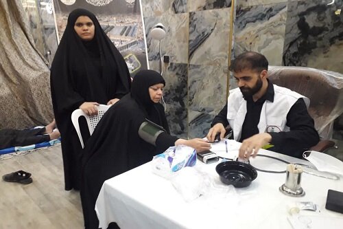 ارائه خدمات درمانی در موکب بهداشت و درمان زوار الحسین(ع) کرمانشاه+عکس