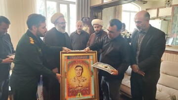 تصاویر/  دیدار مسئول دفتر نمایندگی ولی فقیه در سپاه عاشورا با خانواده شهید امیرمحمد رادمهر