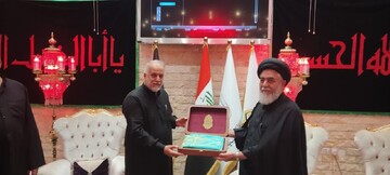 اهدای پرچم متبرک مسجد جمکران به مجموعه مدینه‌ الزائرین عتبه امام حسین(ع)