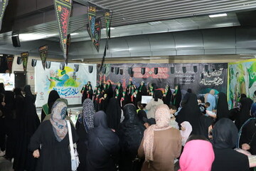 تصاویر/ اجرای ویژه برنامه «جا ماندگان اربعین حسینی» در ایستگاه متروی میدان کهن تبریز