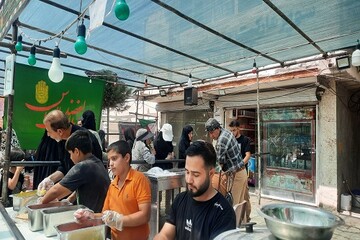 میزبانی موکب شهدای کرمانشاه از زائران اربعین حسینی(ع)+عکس