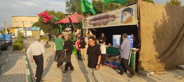 جوانان در مسیر خدمت به زائران اربعین حسینی احساس خستگی نمی‌کنند