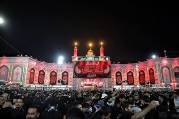 تصاویر/ حال و هوای حرم حضرت عباس (ع)در شب اربعین حسینی