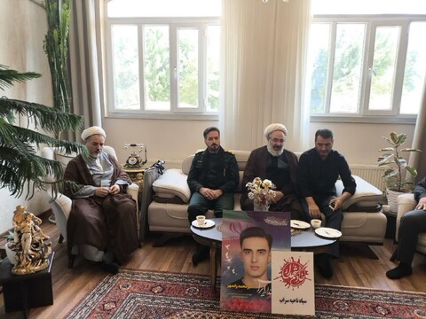تصاویر/  دیدار مسئول دفتر نمایندگی ولی فقیه در سپاه عاشورا با خانواده شهید امیرمحمد رادمهر