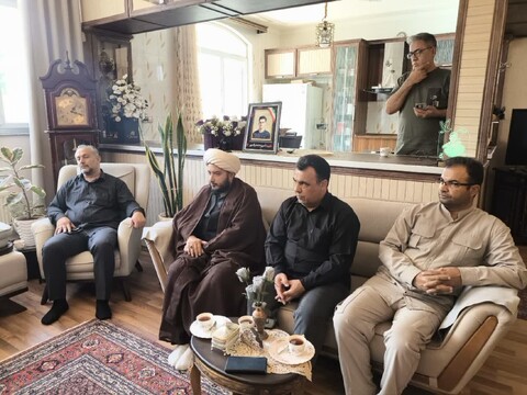 تصاویر/  دیدار مسئول دفتر نمایندگی ولی فقیه در سپاه عاشورا با خانواده شهید امیرمحمد رادمهر