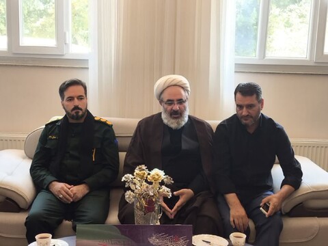 تصاویر/  دیدار مسئول دفتر نمایندگی ولی فقیه در سپاه عاشورا با خانواده شهید امیرمحمد رادمهر