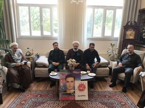 تصاویر/  دیدار مسئول دفتر نمایندگی ولی فقیه در سپاه عاشورا با خانواده شهید امیرمحمد رادمهر
