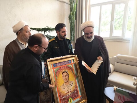 تصاویر/  دیدار مسئول دفتر نمایندگی ولی فقیه در سپاه عاشورا با خانواده شهید امیرمحمد رادمهر