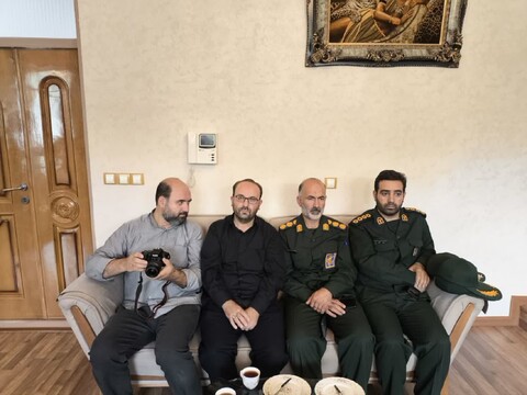 تصاویر/  دیدار مسئول دفتر نمایندگی ولی فقیه در سپاه عاشورا با خانواده شهید امیرمحمد رادمهر