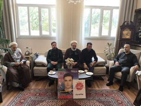 تصاویر/  دیدار مسئول دفتر نمایندگی ولی فقیه در سپاه عاشورا با خانواده شهید امیرمحمد رادمهر