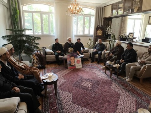 تصاویر/  دیدار مسئول دفتر نمایندگی ولی فقیه در سپاه عاشورا با خانواده شهید امیرمحمد رادمهر