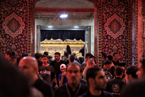 تصاویر/حال و هوای حرم حضرت عباس (ع)در شب اربعین حسینی