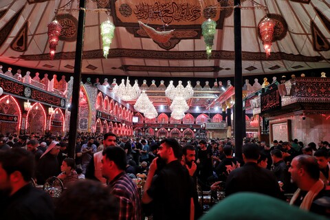 تصاویر/حال و هوای حرم حضرت عباس (ع)در شب اربعین حسینی