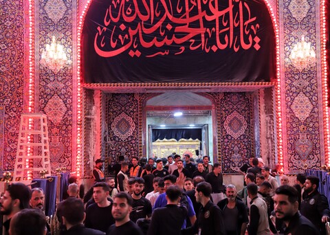 تصاویر/حال و هوای حرم حضرت عباس (ع)در شب اربعین حسینی