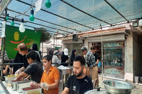 میزبانی موکب شهدای کرمانشاه از زائران اربعین حسینی(ع)+عکس