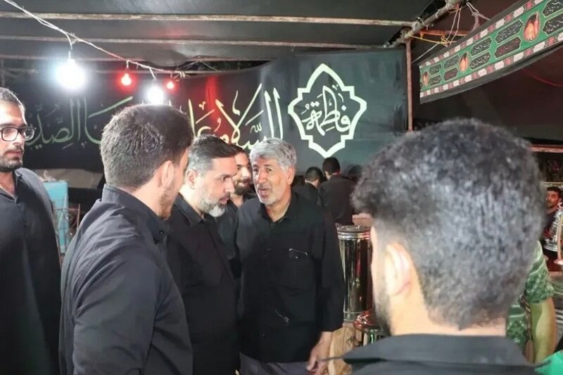 میزبانی موکب شهدای کرمانشاه از زائران اربعین حسینی(ع)+عکس