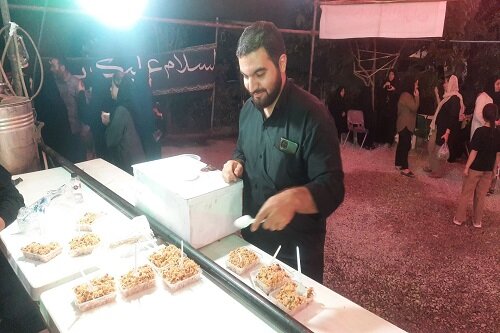 میزبانی موکب شهدای کرمانشاه از زائران اربعین حسینی(ع)+عکس