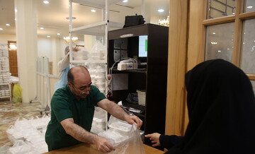 توزیع ۱۲۰ هزار پرس غذای متبرک در مهمانسرای حضرتی حرم بانوی کرامت