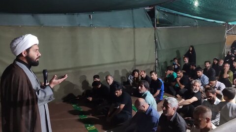 تصاویر/سخنرانی و اقامه نماز جماعت مدیر مدرسه علمیه الهادی در مواکب