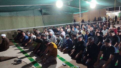 تصاویر/سخنرانی و اقامه نماز جماعت مدیر مدرسه علمیه الهادی در مواکب