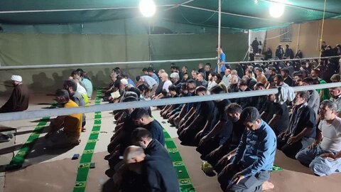 تصاویر/سخنرانی و اقامه نماز جماعت مدیر مدرسه علمیه الهادی در مواکب