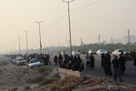 تصاویر/ پیاده‌روی جاماندگان اربعین در بندر دیّر