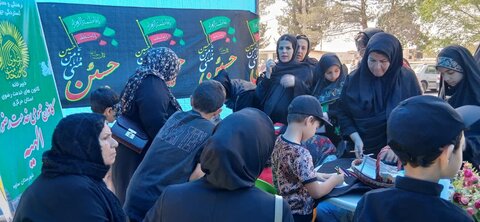 تصاویر/حضور کادر و طلاب مدرسه علمیه الهیه ساوه در پیاده‌روی جاماندگان اربعین