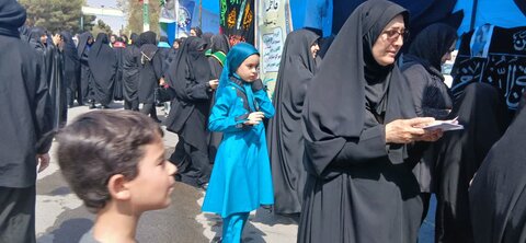 تصاویر/حضور کادر و طلاب مدرسه علمیه الهیه ساوه در پیاده‌روی جاماندگان اربعین