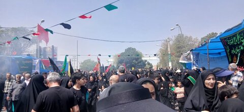 تصاویر/حضور کادر و طلاب مدرسه علمیه الهیه ساوه در پیاده‌روی جاماندگان اربعین