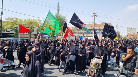 تصاویر/حضور کادر و طلاب مدرسه علمیه الهیه ساوه در پیاده‌روی جاماندگان اربعین